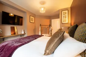 Luxurious Town-centre Two bedroom Apartment - Image 4