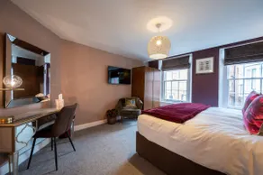 Luxurious Town-centre Two bedroom Apartment - Image 5