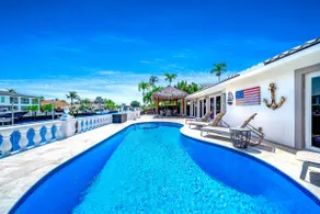 Heated Pool+Waterfront! Tiki Hut+1 Mile To Beach! - Image 3