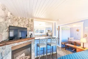 Romantic, Walk to town and beach, Private (Beachside) - Image 5