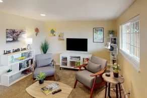 Dog-friendly lower level of duplex w/ enclosed dec - Image 3