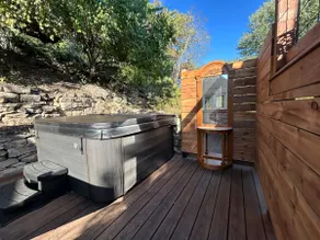 Hot Tub-Main Street-King Bed-Courtyard - Image 3