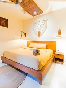 Designer house with bathtub, A/C, and TV - Image 2