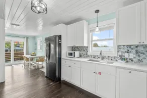 Newly Renovated 2 Bedroom Beach House Free Parking - Image 5