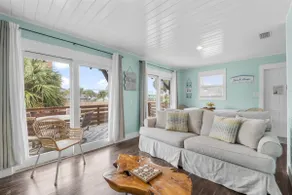 Newly Renovated 2 Bedroom Beach House Free Parking - Image 2
