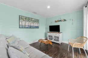 Newly Renovated 2 Bedroom Beach House Free Parking - Image 4