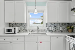 Newly Renovated 2 Bedroom Beach House Free Parking - Image 3
