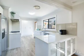 Spacious House with Pool - 5 min walk to Lake - Image 2