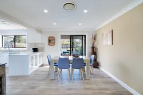 Spacious House with Pool - 5 min walk to Lake - Image 4