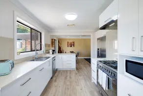 Spacious House with Pool - 5 min walk to Lake - Image 3