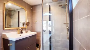 Loft-sleeps5-parking-spa-lakeviews-petfriendly - Image 5