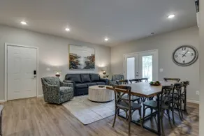 SALE! 2 Min to Pkwy! Luxury Apt Best Price - Image 4