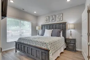 SALE! 2 Min to Pkwy! Luxury Apt Best Price - Image 3