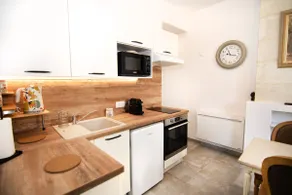 Vintage Apartment-Bathroom with Shower - Image 3