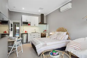 Haven Studio Hideaway near Airport - Image 5