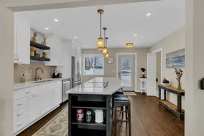 Beautiful Newly Renovated 3 BR Lakeside Cottage - Image 2