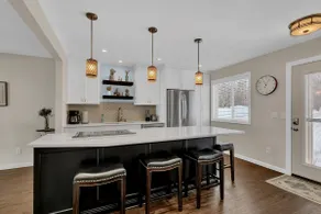 Beautiful Newly Renovated 3 BR Lakeside Cottage - Image 3