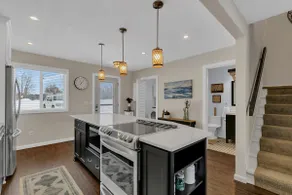 Beautiful Newly Renovated 3 BR Lakeside Cottage - Image 4