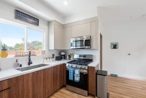 Stylish Sherman Oaks Townhouse W/ 3 Master Suites - Image 3