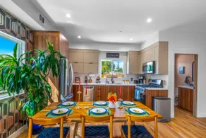 Stylish Sherman Oaks Townhouse W/ 3 Master Suites - Image 2