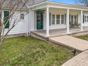 The Homestead on Main ~ walk to historic square - Image 3