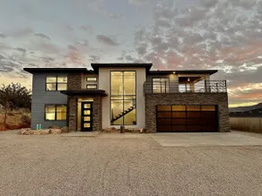4BR Luxury Home w/ Private Heated Pool & Hot Tub - Image 4