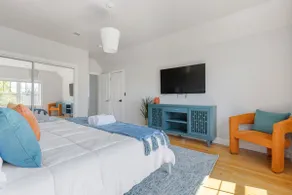 Family & Group Haven near Downtown Retreat - Image 3