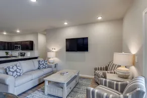 SAVE! 2 Min to Pkwy! Luxury Apt Best Price - Image 2