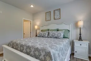 SAVE! 2 Min to Pkwy! Luxury Apt Best Price - Image 4