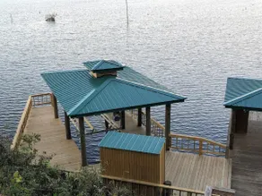 Cozy lakefront cabin with boat house and ramp on T - Image 5