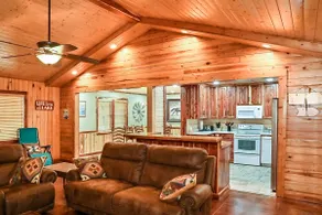 Cozy lakefront cabin with boat house and ramp on T - Image 3