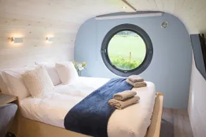 Anthropod-White Wisp with Hot Tub - Image 5