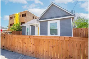 Charming 4BR2BA Only 5 mins Downtown Riverwalk - Image 3