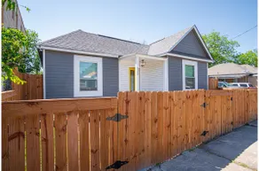 Charming 4BR2BA Only 5 mins Downtown Riverwalk - Image 2
