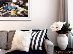 St Tropez, Stylish Apartment with Views over Anzac Square - Image 2
