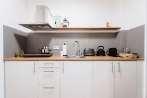 City studio with king-size bed & community room - Image 3