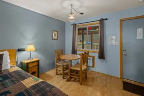 King Room at the Lookout Lodge - Image 4
