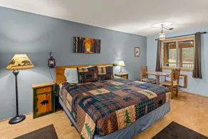 King Room at the Lookout Lodge - Image 2
