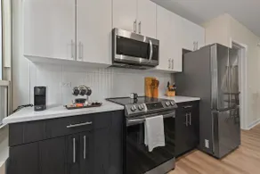 2BR near Riverwalk + downtown access - Image 2