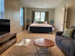 Cozy, bright 2BD w/yard, close to DT-bikes avail! - Image 5