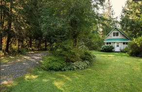 Bowman's Beach Cottage in Cascades with sandy riverfront & hot tub - Image 3