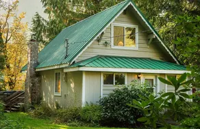 Bowman's Beach Cottage in Cascades with sandy riverfront & hot tub - Image 4