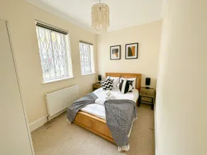 Large Putney Oasis 3-Bed with Garden & Parking - Image 2