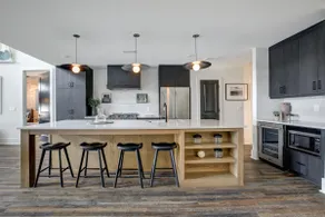 301- Loft stay w/ rooftop patio & parking - Image 3