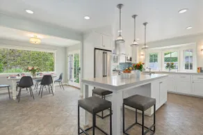 Spacious retreat mere minutes from Butterfly Beach - Image 5