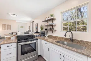 Renovated 2BR *Central Location* - Apartment - Image 3