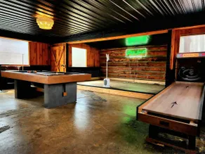 Private Fun Barn~Hot Tub~Pool Table~Karaoke - Image 2