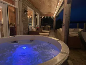 Luxury Waterfront Oasis w Hot Tub - Image 5