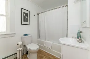 3Bed Apt 5 Mins to i89, w/ off street parking! - Image 5