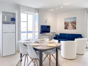 Spacious apartment with ocean view in the Chaume district - Image 2